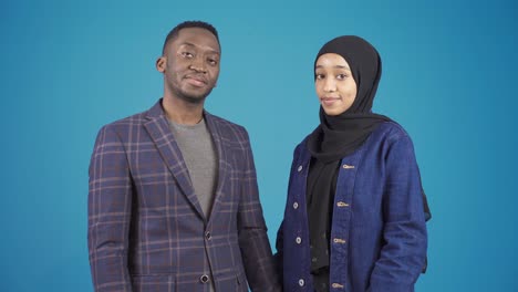 Porträt-Eines-Glücklichen-Muslimischen-Afrikanischen-Paares.